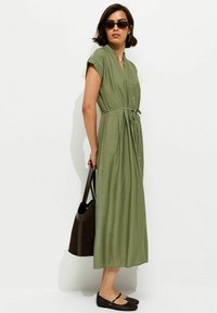 New look skjortklaenning olive nl021c2j5 n11 — klänning med fickor från Zalando