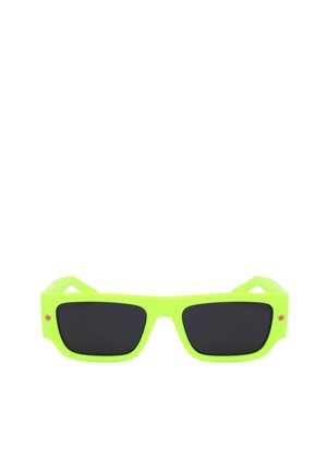 Occhiali da sole rettangolari verde neon brillante con lenti scure e piccole decorazioni a forma di stella rosa su entrambi i lati esterni della montatura.