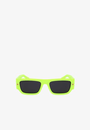 Occhiali da sole rettangolari verde neon brillante con lenti scure e piccole decorazioni a forma di stella rosa su entrambi i lati esterni della montatura.