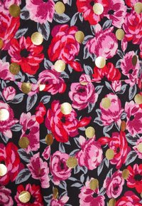 Černá tkanina s růžovým a červeným květinovým vzorem, doplněná rozptýlenými metalickými zlatými puntíky a šedozelenými listy.