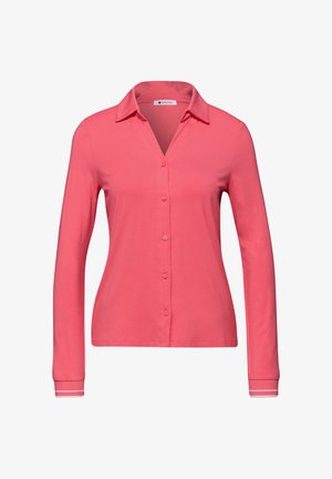 Koralowa koszula z długim rękawem, kołnierzykiem, zapinana na guziki z przodu, z kontrastującymi, paskowanymi akcentami na mankietach rękawów. Gładki, elastyczny materiał.