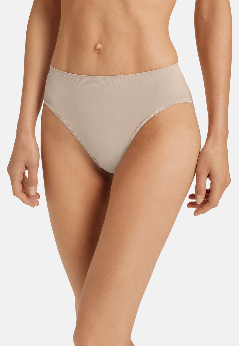 Beige puuvillasegu kõrge vöökohtadega aluspüksid, millel on sile tekstuur, ühtne disain ja keskmine jalasuu, pakkudes täielikku katvust.