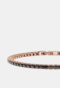 Bracciale in oro rosa con pietre nere, caratterizzato da un design elegante e flessibile e da una chiusura sicura. Finitura liscia con disposizione uniforme delle pietre.
