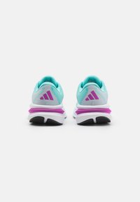 Bežecké topánky Adidas s priedušným tyrkysovým sieťovaným zvrškom, fialovými akcentmi a bielymi podrážkami. Obsahujú polstrovanú pätu pre podporu.