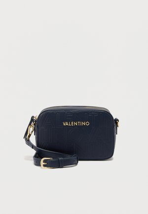 Pravokutna kožna torbica na rame u mornarsko plavoj boji marke Valentino s reljefnim uzorkom logotipa, zlatnom zatvaračem i podesivim remenom s kopčom.