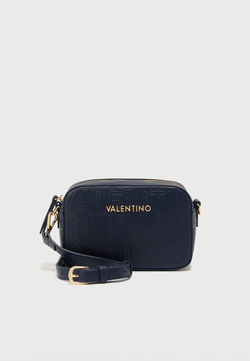Τσαντάκι ώμου Valentino σε σκούρο μπλε χρώμα, ορθογώνιο, κατασκευασμένο από δέρμα με ανάγλυφο μοτίβο λογοτύπου, φερμουάρ σε χρυσαφί απόχρωση και ρυθμιζόμενο λουρί με αγκράφα.