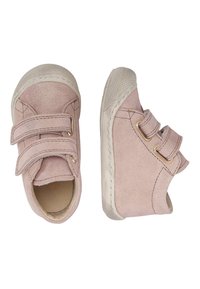 Růžové semišové boty pro batolata s dvojicí suchých zipů, kulatou špičkou, bílou gumovou podešví a texturovanými bílými špičkami. Čistý design, minimální akcenty.