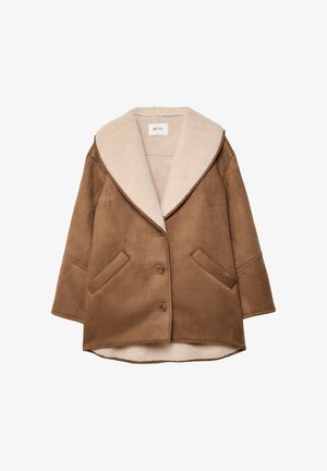 Brauner Kunstwildledermantel mit großem beigem Lammfellkragen, zwei Vordertaschen und Knopfverschluss. Lockere Passform mit überschnittenen Schultern.