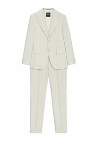 Costume crème à fines rayures avec blazer à deux boutons et pantalon fuselé assorti, doté de poches à rabat et de revers crantés.