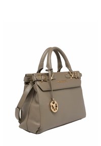 Grå lædertaske med struktureret design, dobbelt håndtag, aftagelig skulderrem, gyldne hardwaredetaljer og et logo charm.