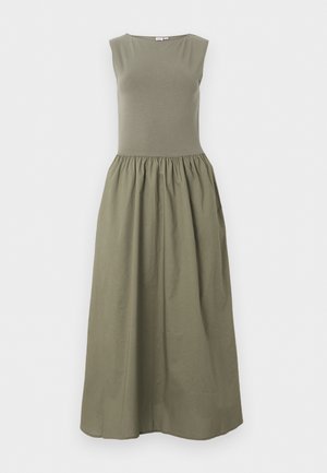 Robe midi sans manches vert olive avec taille froncée et encolure ronde, confectionnée dans un tissu doux et léger.