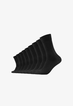 Nove paia di calzini neri semplici, disposti in diagonale su uno sfondo bianco.