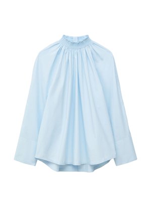 Hellblaue langärmlige Bluse mit hohem, gerafftem Kragen und lockerem, fließendem Schnitt.