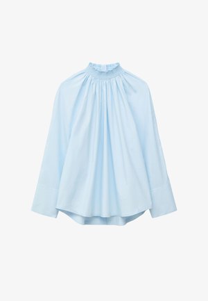 Hellblaue langärmlige Bluse mit hohem, gerafftem Kragen und lockerem, fließendem Schnitt.