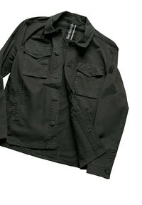 Giacca a camicia verde scuro realizzata in tessuto resistente, con colletto, due tasche sul petto e chiusure a bottoni lungo la parte anteriore e i polsini.