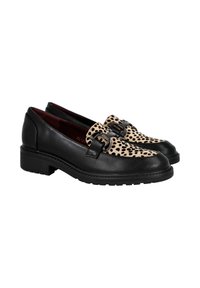 Mocasines de cuero negro con detalle de ante de leopardo y una hebilla decorativa. La suela gruesa y la punta redondeada mejoran la durabilidad y la comodidad.