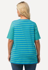 Camiseta de rayas azul y verde con mangas cortas, hecha de tela ligera, con un corte relajado y un cuello redondo.