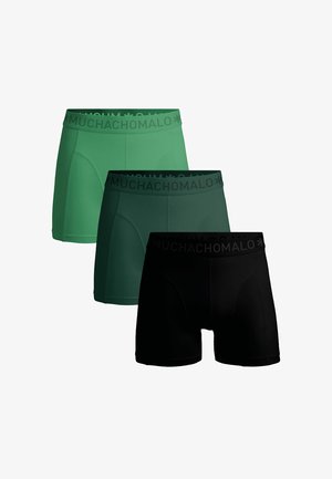 Tres pares de calzoncillos tipo boxer para hombre: uno verde brillante, uno verde oscuro y uno negro. Cada uno cuenta con una cinturilla negra con el logo "MUCHACHO MALO".