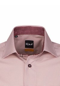 Camicia a quadri rossi con colletto button-down, caratterizzata da motivi bianchi e bordeaux, e un colletto interno a motivi contrastanti.