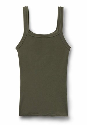 Camiseta sin mangas de canalé en verde oliva con tirantes anchos y escote cuadrado, mostrada extendida sobre un fondo blanco.