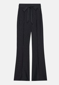 Pantalons larges noirs avec un motif à rayures verticales, dotés d'une taille à nouer et d'une texture lisse. Coupe mi-haute avec une silhouette fluide.