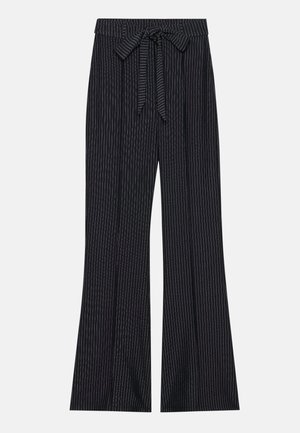 Pantalones negros de pierna ancha con un patrón de rayas verticales, que cuentan con un cinturón de lazo y una textura suave. Ajuste de talle medio con una silueta fluida.