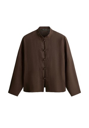 Rjava srajca z dolgimi rokavi z mandarinskim ovratnikom in petimi tradicionalnimi kitajskimi gumbki v obliki žabe spredaj.