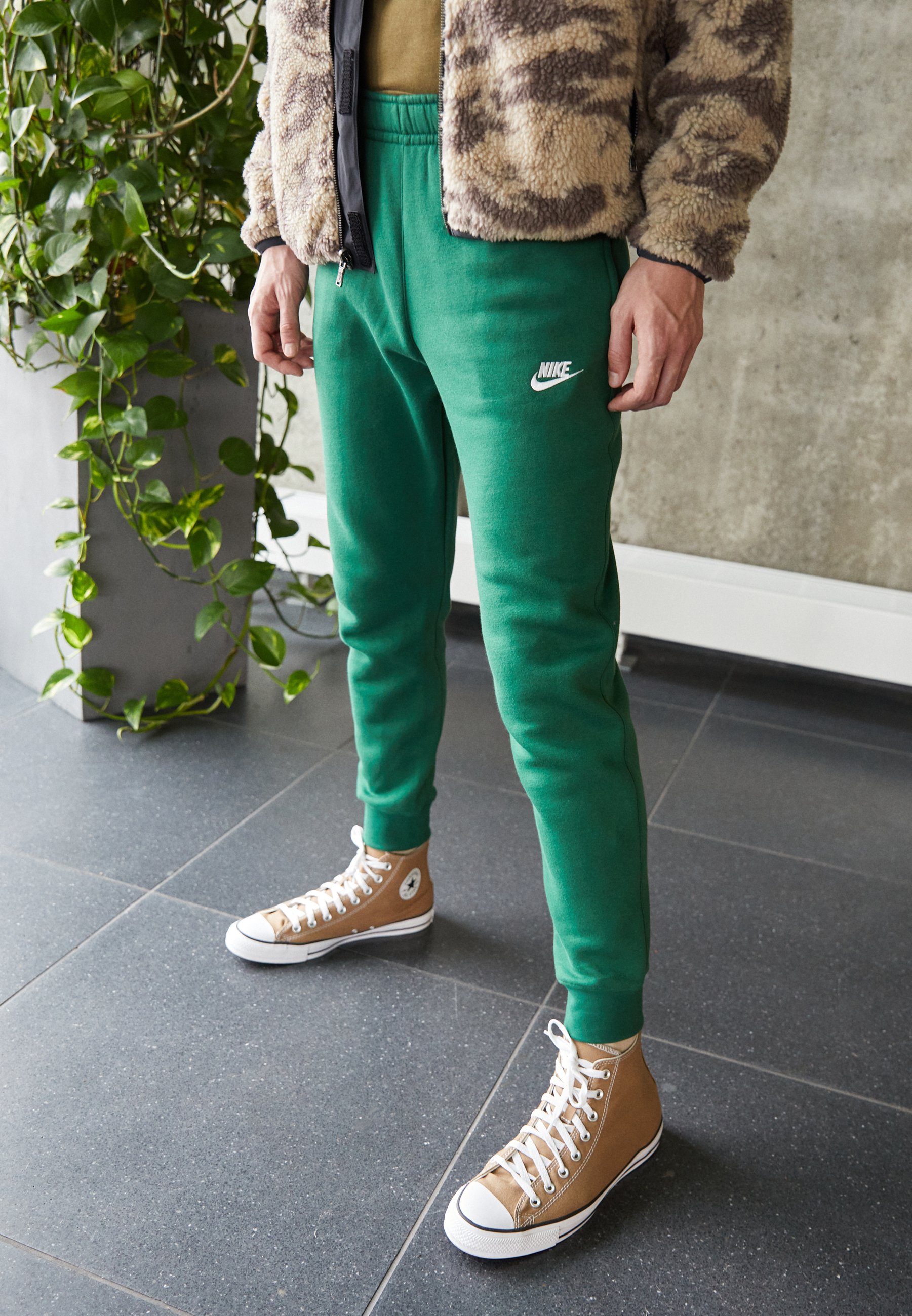 nike club jogger fuselé en polaire vert effet huilé