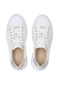Hvide lædersneakers med sølv accenter, rund tå, flade snørebånd og dekorativ rhinsten detalje på tungen. Blød beige indvendig foring.