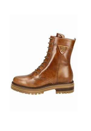 Stivale in pelle marrone chiaro con lacci, punta tondeggiante, suola marrone a contrasto e accento decorativo del logo sul lato. Cuciture dettagliate su tutta la superficie.