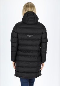 Svart puffy-jacka med huva, med horisontella quiltade sektioner och en logotypdesign på baksidan. Lätt och glänsande textur.