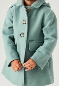 Manteau en laine bleu sarcelle clair avec capuche, quatre grands boutons et une poche avant, coupe cintrée et ourlet légèrement évasé.