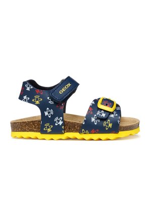 Sandale pour enfants bleu marine avec semelle jaune et motifs d'avions, équipée d'une bride ajustable et d'une boucle avec le logo "GEOX".