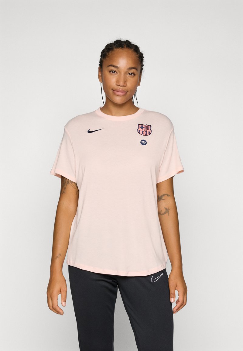 Hele roosa, lühikeste varrukatega särgid pehmest kangast, millel on tume sinine Nike logo ja Barcelona embleem. Lihtne, mugav lõige.