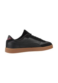 Sneaker nera con tomaia in pelle e camoscio, cuciture tonali, lati testurizzati e suola in gomma. Inclusi lacci e collo imbottito.