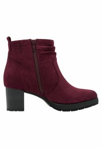 Bottines en suédine bordeaux avec un bout arrondi, fermeture éclair, design froncé au niveau du col, et un talon épais noir.