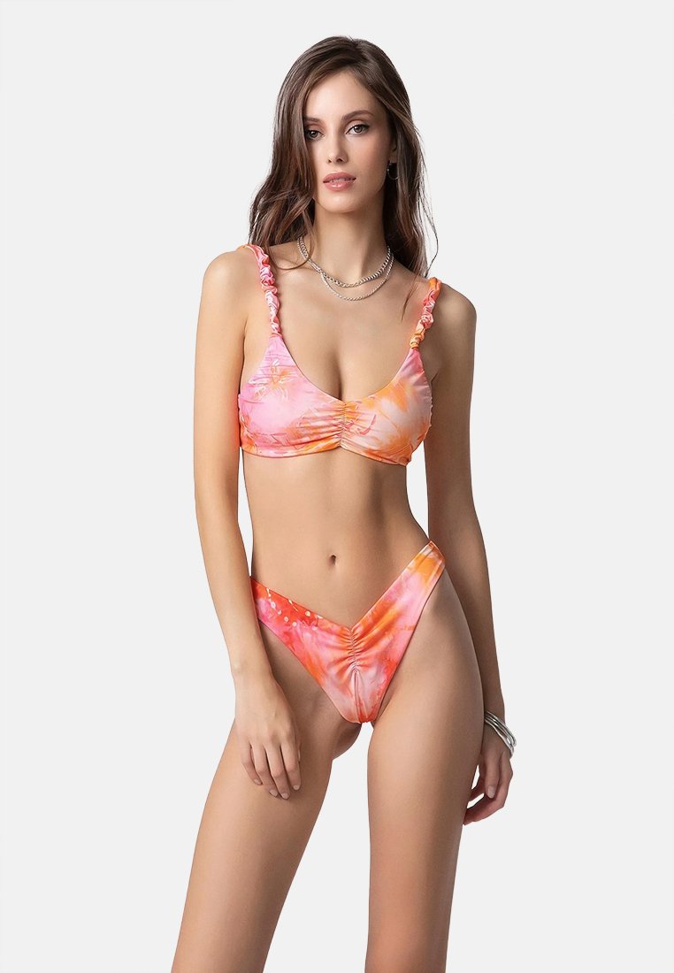 Set bikini in un motivo tie-dye rosa e arancione, con dettagli arricciati sul top e sul fondo, con spalline regolabili e una vita a V.