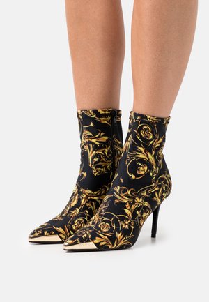 Versace Jeans Couture, Bottines à talons hauts - black