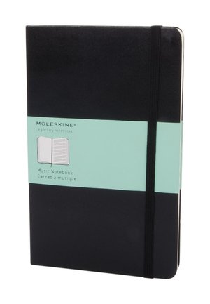 Schwarzes Moleskine Musiknotizbuch mit elastischem Band und hellblauem Papieretikett, das eine Illustration offener Notenseiten zeigt.