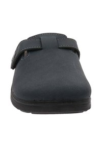Scarpa nera slip-on con punta arrotondata e cinturino regolabile con velcro sulla parte superiore, caratterizzata da cuciture visibili e una suola piatta.
