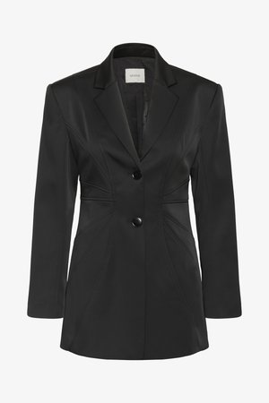 Juodasis pritaikytas švarkas, pagamintas iš lygios medžiagos. Jame yra smailūs atlapai, du priekiniai mygtukai ir siūlės detalės, suteikiančios struktūrą ir formą.