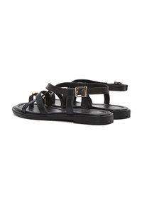 Sandali neri in pelle con diverse cinghie incrociate e una fibbia laterale. Suola piatta e superficie liscia. Design semplice e moderno.