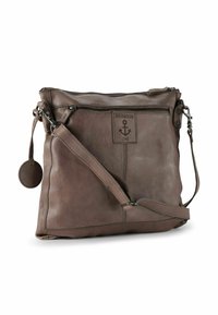 Borsa a spalla in pelle marrone con chiusura a zip, tracolla regolabile, logo impresso e un ciondolo circolare. Texture liscia con dettagli cuciti.