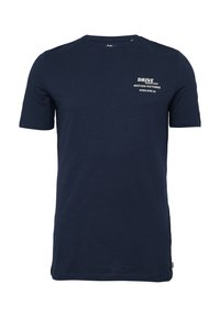 Donkerblauwe t-shirt met korte mouwen, gemaakt van zachte stof, met een witte bedrukte logo en tekst op de linker borst.