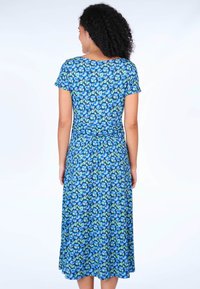 Blaues Kleid mit Blumendruck, kurzen Ärmeln, lockerem Schnitt und knielanger Rocklänge. Aus leichtem, atmungsaktivem Stoff gefertigt.