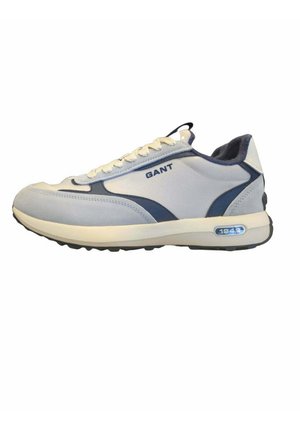 Hellgraue Sneaker aus Leder und Mesh, mit marineblauen Akzenten, einer gepolsterten Sohle und einem Logo an der Seite. Klassisches Schnürdesign.