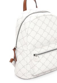 Valkoinen reppu, jossa on timantti-kuvio ja vaaleanharmaat yksityiskohdat. Repussa on etupuolella vetoketjullinen tasku ja ruskeat nahkaremmit. Materiaali on teksturoitu.