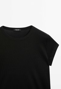 Schwarzes kurzärmliges Baumwoll-T-Shirt mit Rundhalsausschnitt und sichtbarem Massimo Dutti-Label auf weißem Hintergrund.