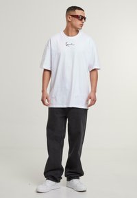 Karl Kani - 3 PACK - Basic T-shirt - white black beige Thumbnail Image 1
