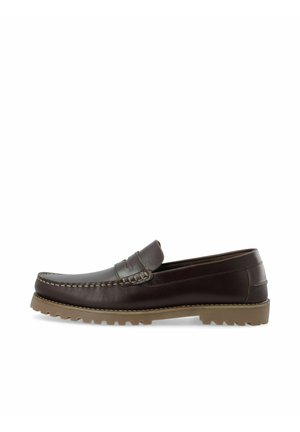 Mocassin marron en cuir à enfiler avec des détails cousus et une semelle en caoutchouc beige sur fond blanc.